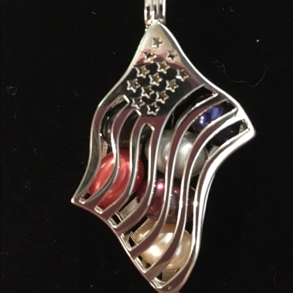 Flag pendant w/ pearls - Picture 2 of 7